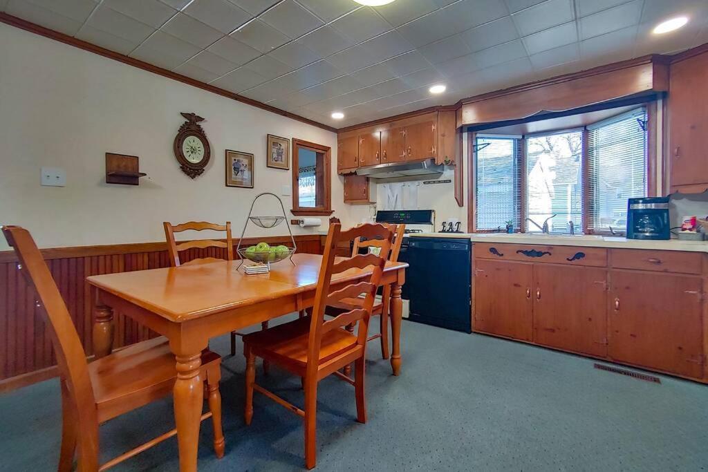 Huge Historic, W/Large Yard & Close To Beach Manistee Eksteriør billede
