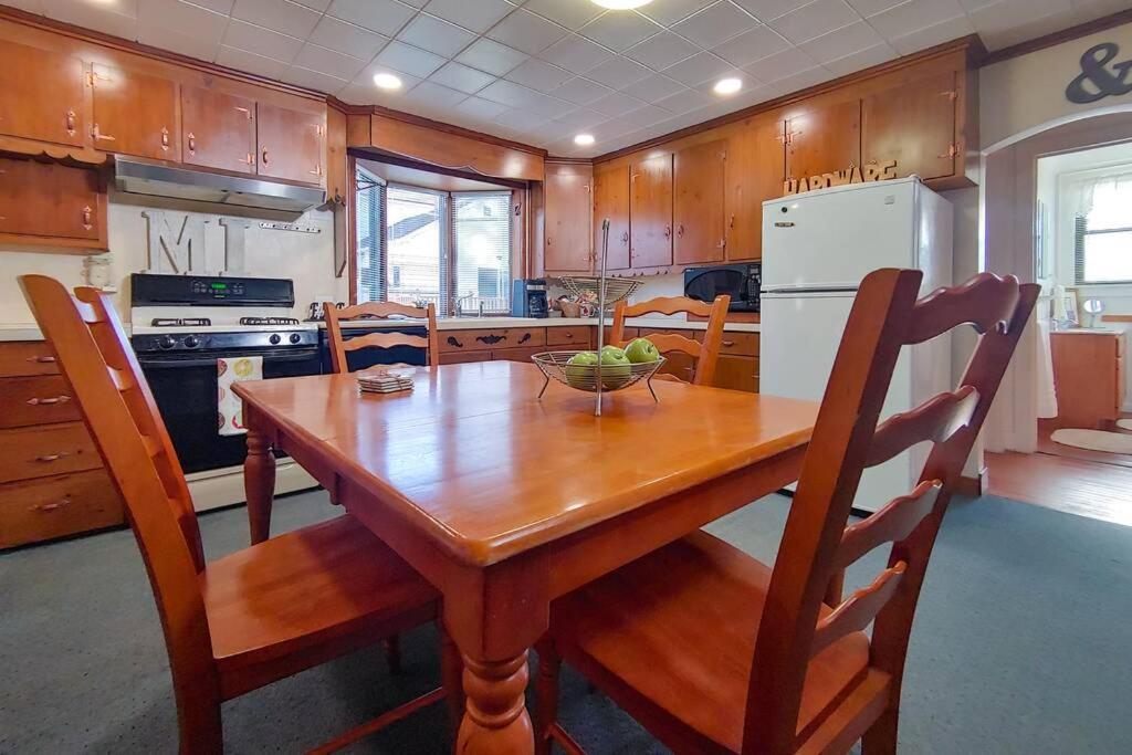 Huge Historic, W/Large Yard & Close To Beach Manistee Eksteriør billede
